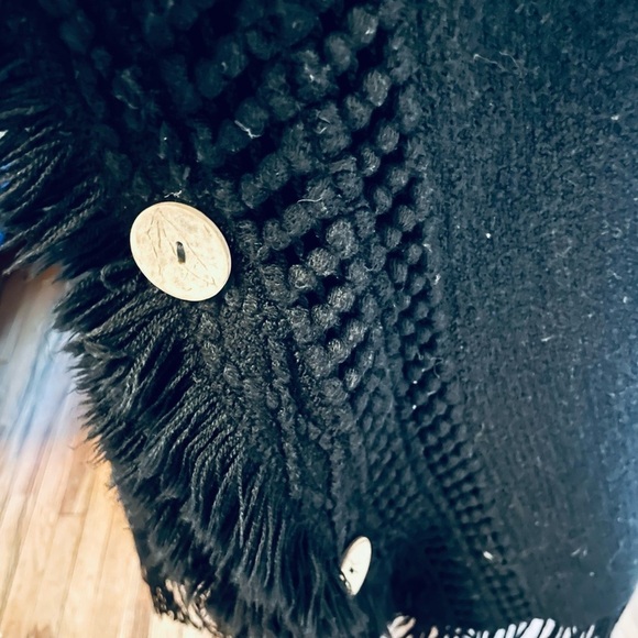 Knitted Poncho/Cardigan with Wooden Buttons - Picture 5 of 16